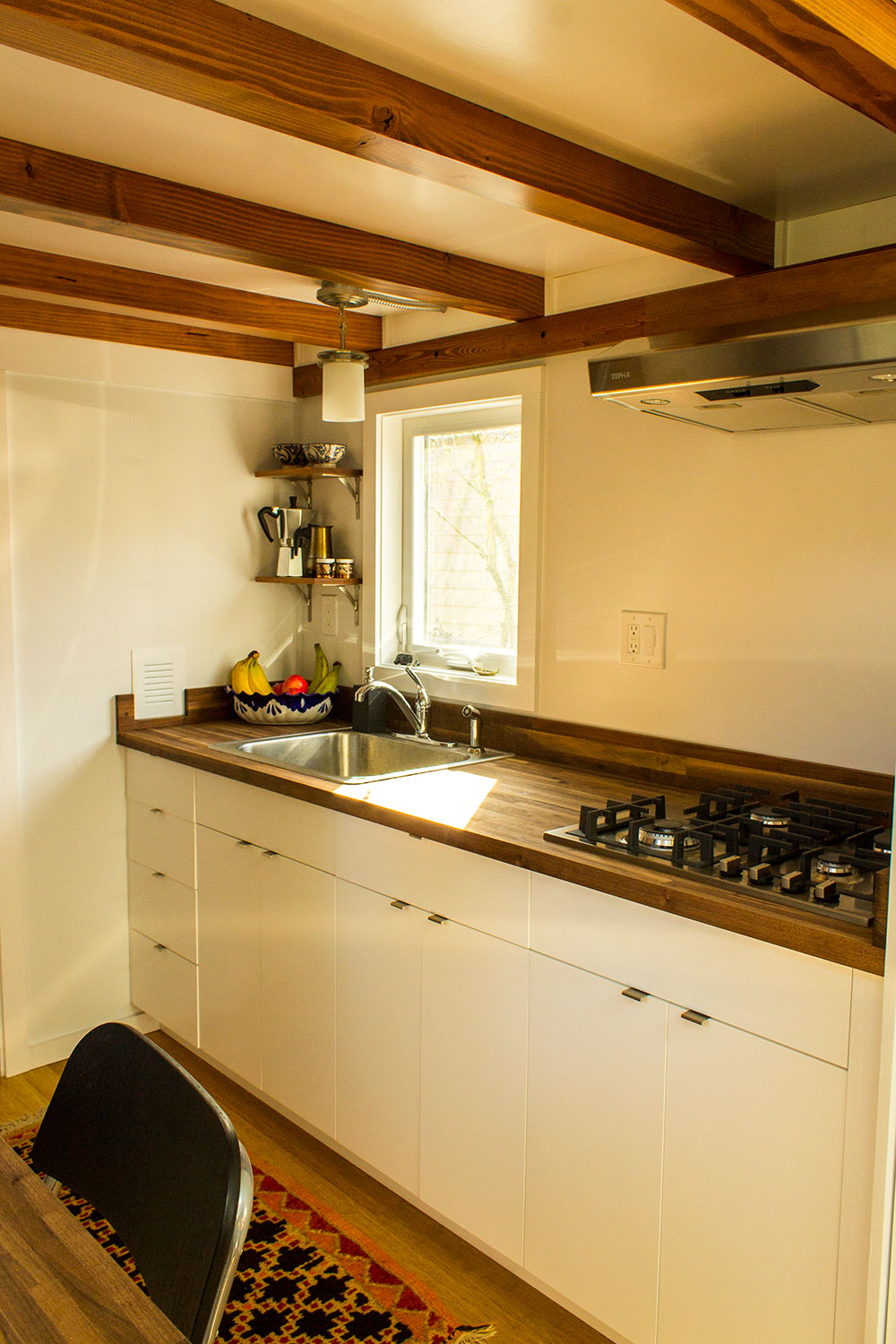 Hikari-Box-Tiny-House-kitchen